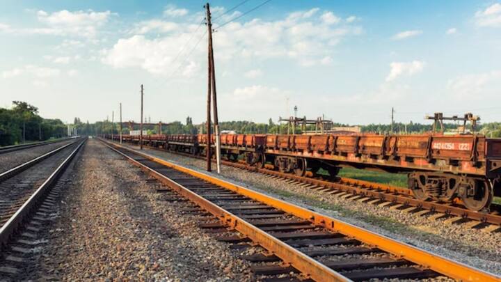 लेकिन इसके लिए कुछ शर्ते पूरी करनी होती हैं. भारतीय रेलवे द्वारा आपको ट्रेन लेट होने की स्थिति में रिफंड तब ही दिया जाता है. जब आपकी ट्रेन 3 घंटे से ज्यादा लेट होती है.