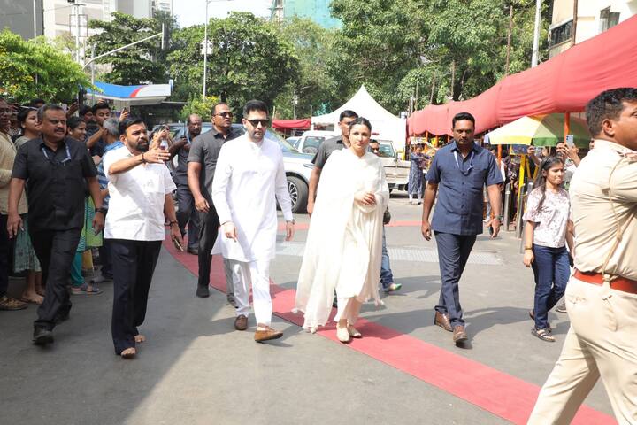 ਇਸ ਦੌਰਾਨ ਪਰਿਣੀਤੀ ਚੋਪੜਾ ਆਫ ਵ੍ਹਾਈਟ ਕਲਰ ਦੇ ਅਨਾਰਕਲੀ ਸੂਟ 'ਚ ਨਜ਼ਰ ਆਈ, ਜਦਕਿ ਰਾਘਵ ਸਫੇਦ ਕੁੜਤੇ 'ਚ ਨਜ਼ਰ ਆਏ।