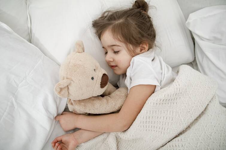 How many hours should a child be allowed to sleep for good mental growth Know the answer from the expert Parenting Tips:  બાળકના ઉત્તમ માનસિક ગ્રોથ માટે કેટલા કલાક ઊંઘવા દેવું જોઇએ? એક્સ્પર્ટ પાસેથી જાણો જવાબ