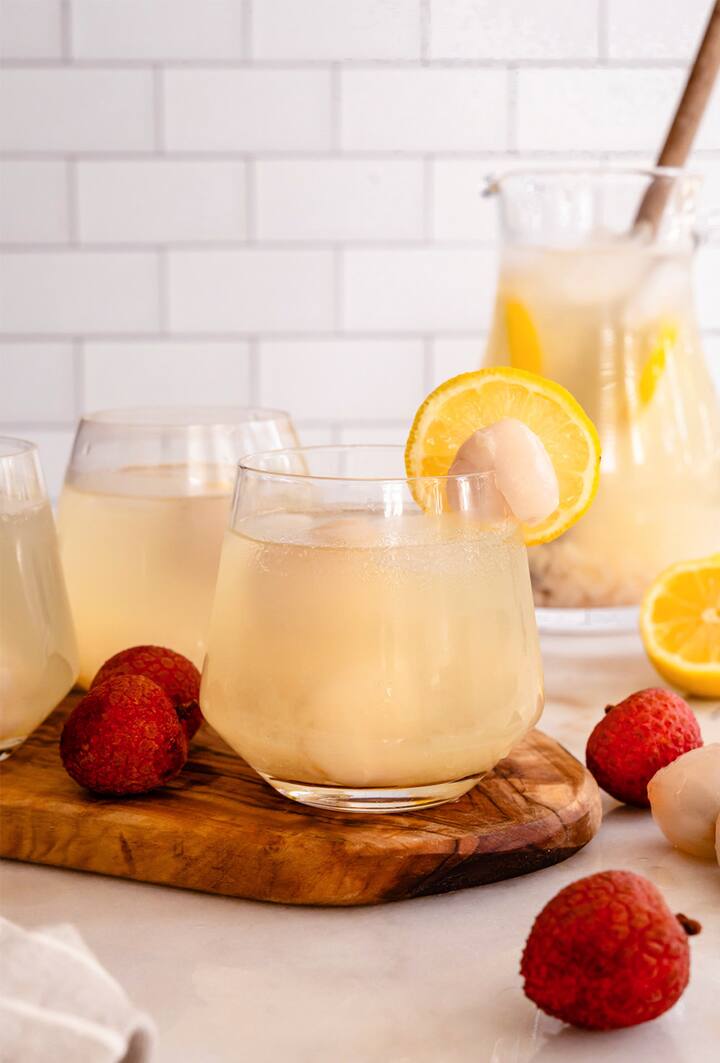 ਮਜ਼ੇਦਾਰ ਅਤੇ ਖੁਸ਼ਬੂਦਾਰ, ਲੀਚੀ ਗਰਮੀਆਂ ਵਿੱਚ ਤਾਜ਼ਗੀ ਦਿੰਦੀ ਹੈ। ਹਾਲਾਂਕਿ ਇਸ ਨੂੰ ਛਿੱਲ ਕੇ ਖਾਣ ਤੋਂ ਬਾਅਦ ਹੀ ਇਹ ਮੂੰਹ 'ਚ ਘੁਲ ਜਾਂਦੀ ਹੈ ਪਰ ਤੁਸੀਂ ਲੀਚੀ ਨੂੰ ਕਈ ਤਰ੍ਹਾਂ ਦੇ ਪਕਵਾਨਾਂ ਅਤੇ ਮਿਠਾਈਆਂ 'ਚ ਬਦਲ ਕੇ ਵੀ ਇਸ ਦਾ ਮਜ਼ਾ ਲੈ ਸਕਦੇ ਹੋ। ਆਓ ਜਾਣਦੇ ਹਾਂ ਉਨ੍ਹਾਂ ਬਾਰੇ।