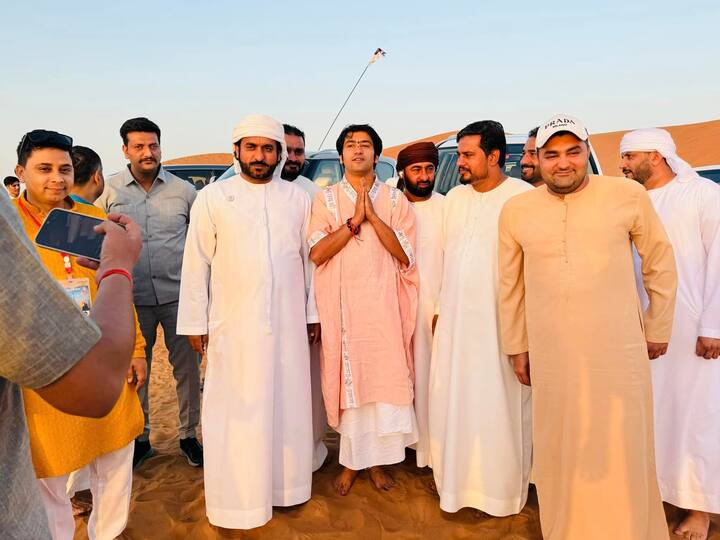 बागेश्वर धाम के पीठाधीश्वर धीरेंद्र कृष्ण शास्त्री इन दिनों दुबई की पर हैं. दुबई पहुंचकर धीरेंद्र कृष्ण शास्त्री ने वहां के लोगों की जमकर तारीफ की थी. वहीं अब बागेश्वर सरकार दुबई में डेजर्ट सफारी का आनंद लेते नजर आए.