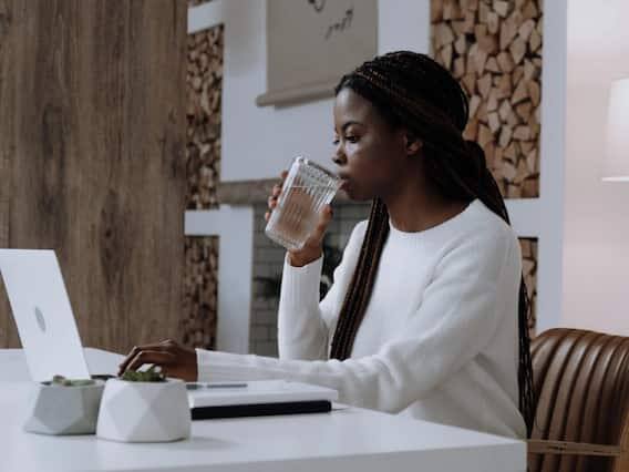 પાચનની સમસ્યા: બરફનું પાણી આપણા પાચનતંત્ર પર ખરાબ અસર કરી શકે છે. તે પેટના સ્નાયુઓને સંકુચિત કરી શકે છે, પાચન પ્રક્રિયાને ધીમું કરી શકે છે. તેનાથી કબજિયાત અને અપચો જેવી સમસ્યા થઈ શકે છે.