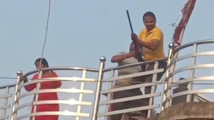 कानपुर देहात के रनिया थाना क्षेत्र में खूनी संघर्ष का एक वीडियो सामने आया है. जिसमे छत से एक शख्स विवाद के दौरान लाइसेंसी बंदूक से ताबड़तोड़ फायर कर रहा है तो वहीं नीचे से कुछ लोग बंदूकधारी पर पत्थरबाजी कर रहे है.