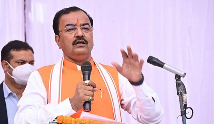 केशव प्रसाद मौर्य ने एक्स पर लिखा ‘सपा बहादुर श्री अखिलेश यादव की रैली में जो सपाई अराजकता और उपद्रव कर रहे हैं यही इनका जन्मजात वास्तविक दुर्गुण है’.