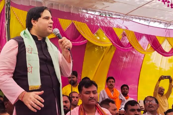 वरुण ने कहा, जब मैं सुल्तानपुर पहली बार आया, तब मुझे अपने पिताजी की खुशबू यहां पर लगी लेकिन आज मुझे यह कहने पर गर्व हो रहा है कि मैं अपनी मातृभूमि में आ गया हूं.