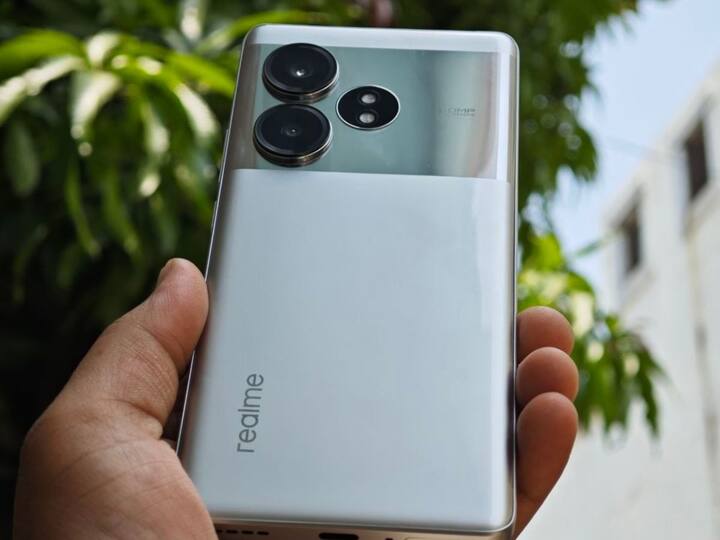 ਕੈਮਰੇ ਦੀ ਗੱਲ ਕਰੀਏ ਤਾਂ Realme GT 6T ਇੱਕ ਡਿਊਲ ਕੈਮਰਾ ਸੈੱਟਅੱਪ ਦੇ ਨਾਲ ਆਉਂਦਾ ਹੈ, ਜਿਸ ਵਿੱਚ 50-ਮੈਗਾਪਿਕਸਲ ਦਾ Sony LYT 600 ਪ੍ਰਾਇਮਰੀ ਸੈਂਸਰ ਅਤੇ 8-ਮੈਗਾਪਿਕਸਲ ਦਾ ਅਲਟਰਾ-ਵਾਈਡ-ਐਂਗਲ ਲੈਂਸ ਸ਼ਾਮਲ ਹੈ। ਸੈਲਫੀ ਅਤੇ ਵੀਡੀਓ ਕਾਲਿੰਗ ਦੀਆਂ ਸਾਰੀਆਂ ਜ਼ਰੂਰਤਾਂ ਨੂੰ ਪੂਰਾ ਕਰਨ ਲਈ ਫੋਨ ਵਿੱਚ ਇੱਕ 32-ਮੈਗਾਪਿਕਸਲ ਦਾ ਫਰੰਟ-ਫੇਸਿੰਗ ਸ਼ੂਟਰ ਵੀ ਦਿੱਤਾ ਗਿਆ ਹੈ।