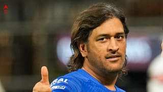 MS Dhoni: বিমানে হঠাৎই ধোনি-দর্শন, দর্শকদের উন্মাদনায় ভাসলেন মাহি, দেখুন ভিডিও