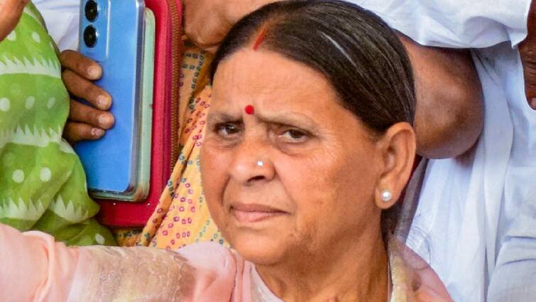 Bihar Patna Former Chief Minister Rabri Devi Body guard suspended ann Bihar News: बिहार की पूर्व मुख्यमंत्री राबड़ी देवी का गार्ड निलंबित, रोहिणी आचार्य मामले में हुई कार्रवाई
