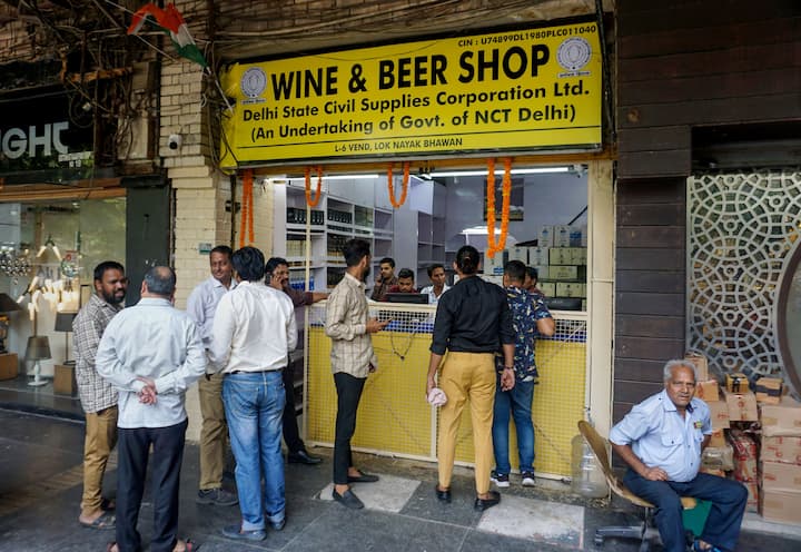 दिल्ली की सीमा से सटे राज्यों की वो शराब की दुकानें बंद रहेंगीं, जो कुछ किलोमीटर के दायरे में आती हैं. ऐसा नहीं है कि 50 या 100 किमी की दूरी पर भी ये नियम लागू होगा.