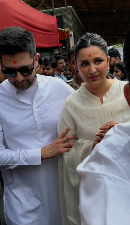 कुछ तस्वीरों में राघव अपनी खूबसूरत वाइफ परिणीति को भीड़ से बचाते हुए भी नजर आ रहे हैं.