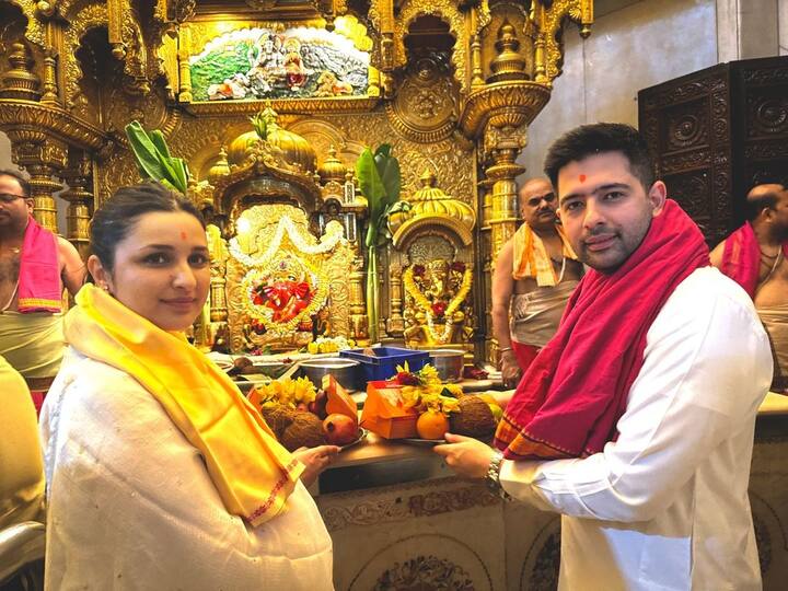 गणपति बप्पा के दर्शन करने के बाद ये तस्वीर परिणीति चोपड़ा ने अपने इंस्टाग्राम अकाउंट पर शेयर की है. इसके कैप्शन में उन्होंने लिखा-गणपति बप्पा मोरया!