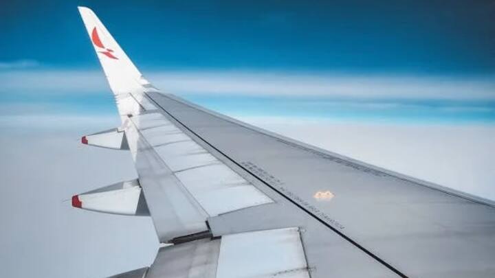 ये छोटे पंखे स्ट्रेक्स एयरफ्लो को रेगुलेट करते हैं. वहीं विमान टेकऑफ के दौरान ये घूमता है और ऊपर की ओर जाता है. ये पंखा विशाल इंजन हवा के प्रवाह को रोक देता है और अलग कर देता है. इससे दबाव बनता और विमान रुक जाता है. इस दबाव को कम करने के लिए ये लगाए जाते हैं ताकि हवा का प्रवाह विंग्स तक बना रहे. इस दौरान विमान ऊपर चले जाते हैं, ये छोटे पंख हवा का प्रेशर कम करते हैं, ताकि विमान का संचालन ठीक से हो.