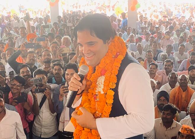 वरुण गांधी ने कहा कि यहां जितने लोग मौजूद हैं, अगर कभी कोई संकट में आए कभी परिवार पर कोई संकट आए वह अकेला ना समझें. मैं अपना फोन नंबर देकर जा रहा हूं. मैं आपको एक सुरक्षा कवच दे रहा हूं.