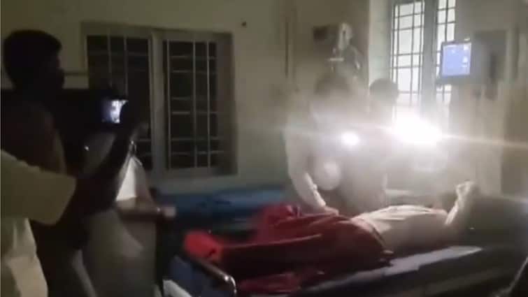 Karnataka WATCH: Doctor Treats Patient Using Mobile Flashlight In Chitradurga GH Amid Power Cuts WATCH: Doctor Treats Patient Using Mobile Flashlight In Karnataka Hospital Amid Power Cuts