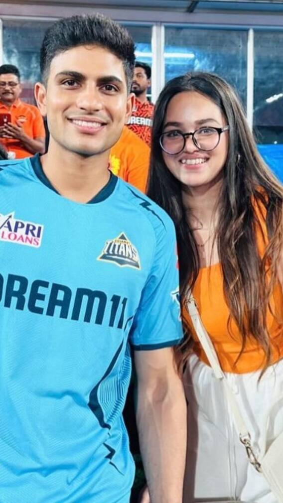 সানরাইজার্সের হয়ে গলা ফাটান, রয়েছে ধোনি, গিলদের সঙ্গে ছবি, কে এই মহিলা?