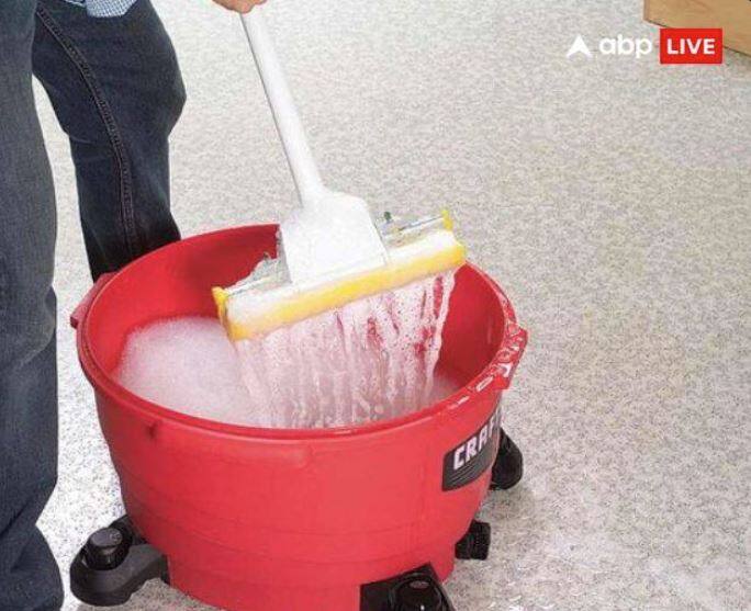 ਜੇ ਕੋਈ ਘਰ ਤੋਂ ਬਾਹਰ ਜਾ ਰਿਹਾ ਹੈ ਤਾਂ ਤੁਰੰਤ ਘਰ ਵਿੱਚ ਪੋਚਾ ਨਾ ਲਾਓ, ਅਜਿਹਾ ਕਰਨ ਨਾਲ ਵਿਅਕਤੀ ਨੂੰ ਸਿਹਤ ਸੰਬੰਧੀ ਸਮੱਸਿਆਵਾਂ ਦਾ ਸਾਹਮਣਾ ਕਰਨਾ ਪੈ ਸਕਦਾ ਹੈ।