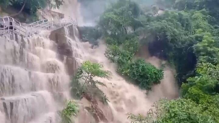 सैलाब की गर्जना सुनकर वहां काम कर रहे कर्मी नीचे भाग आए. किसी को कोई नुकसान नहीं हुआ है. बताया जाता है कि इस  निर्माण के लिए रखी गई कई सामग्रियां सैलाब में बह गई और फिर बाद में सामान मिल गया.