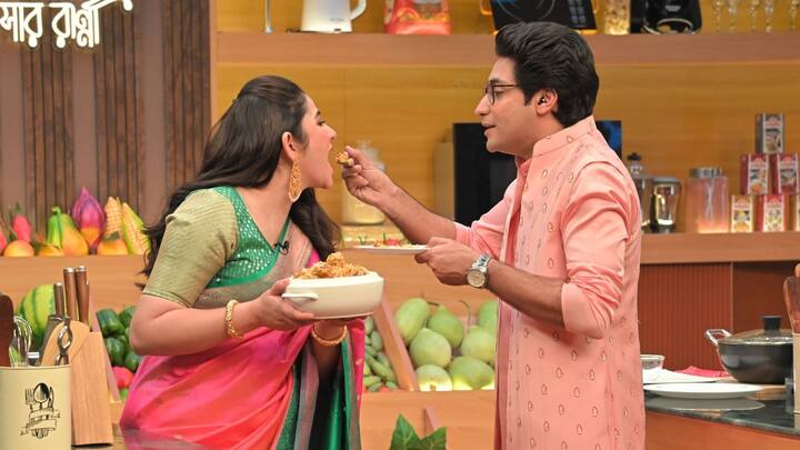 বাড়িতে ছোট্ট ধীর, নতুন ভূমিকায় ঋদ্ধিমা ঘোষ (Riddhima Ghosh) ও গৌরব চক্রবর্তীর (Gaurav Chakrabarty)। ধারাবাহিক 'রন্ধনে বন্ধন'-এর সঞ্চালনার দায়িত্বে রয়েছেন তাঁরা।