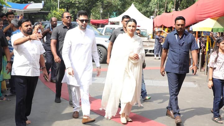 Actor Parineeti Chopra visited the Siddhivinayak Temple in Mumbai along with her husband and AAP leader Raghav Chadha.