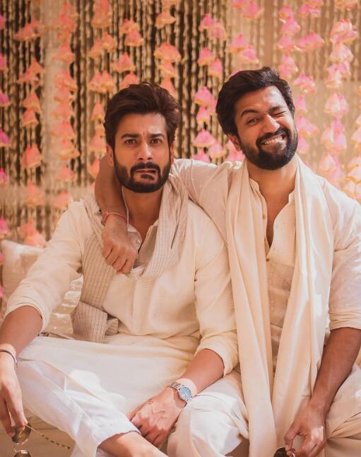 कौशल ब्रदर्स भी एक दूसरे से बेइंतहा प्यार करते हैं. विक्की कौशल और सनी कौशल अक्सर एक दूसरे के साथ चिल करते हुए नजर आते हैं.