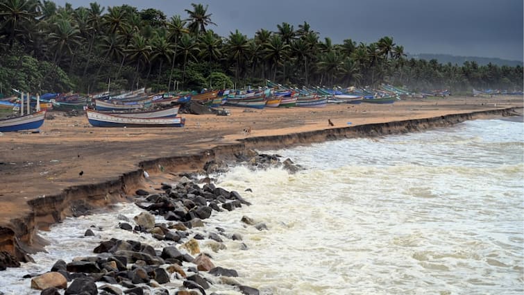 Heavy Rainfall Batters Kerala As Southwest Monsoon Advances, IMD Issues Orange Alert To 7 Districts Heavy Rainfall Batters Kerala As Southwest Monsoon Advances, IMD Issues Orange Alert To 7 Districts