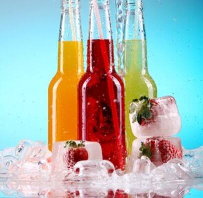 ਕੋਲਡ ਡਰਿੰਕਸ ਜ਼ਿਆਦਾ ਮਾਤਰਾ ‘ਚ ਪੀਣ ਨਾਲ ਪੇਟ ‘ਤੇ ਚਰਬੀ ਜਮ੍ਹਾ ਹੋ ਜਾਂਦੀ ਹੈ। ਕੋਲਡ ਡਰਿੰਕਸ ‘ਚ ਫਰਕਟੋਜ਼ ਪਾਇਆ ਜਾਂਦਾ ਹੈ, ਜੋ ਪੇਟ ਦੇ ਆਲੇ-ਦੁਆਲੇ ਚਰਬੀ ਦੇ ਰੂਪ ‘ਚ ਜਮ੍ਹਾ ਹੋਣ ਲੱਗਦਾ ਹੈ। ਇਸ ਨੂੰ ਵਿਸਰਲ ਫੈਟ ਵੀ ਕਿਹਾ ਜਾਂਦਾ ਹੈ। ਇਸ ਨਾਲ ਦਿਲ ਅਤੇ ਸ਼ੂਗਰ ਦਾ ਖਤਰਾ ਵੱਧ ਜਾਂਦਾ ਹੈ।