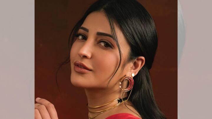 কাজের ক্ষেত্রে শ্রুতি হাসানকে শেষ দেখা গিয়েছিল 'সালার' ছবিতে। অভিনেত্রী আপাতত 'সালার পার্ট ২'-এর কাজে ব্যস্ত বলে খবর।