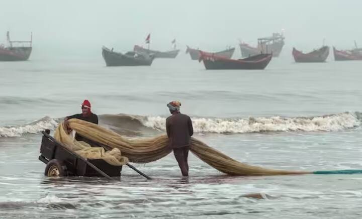 ਆਈਐਮਡੀ ਨੇ ਸਮੁੰਦਰ ਵਿੱਚ ਮੱਛੀਆਂ ਫੜਨ ਗਏ ਮਛੇਰਿਆਂ ਨੂੰ 27 ਮਈ ਤੱਕ ਤੱਟ 'ਤੇ ਵਾਪਸ ਨਾ ਆਉਣ ਅਤੇ ਬੰਗਾਲ ਦੀ ਖਾੜੀ ਵਿੱਚ ਨਾ ਜਾਣ ਦੀ ਸਲਾਹ ਦਿੱਤੀ ਹੈ।