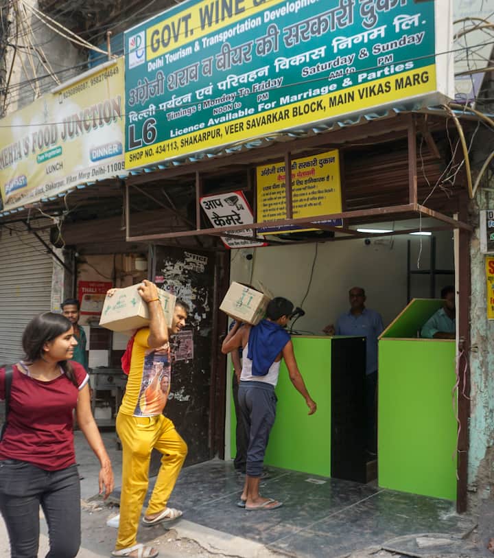 दरअसल जिस राज्य में वोट डाले जाते हैं, उसके सीमावर्ती क्षेत्रों में भी शराब की बिक्री पर पाबंदी रहती है. यानी दिल्ली के अलावा नोएडा, गुरुग्राम और फरीदाबाद में भी ज्यादातर ठेके बंद रहेंगे.