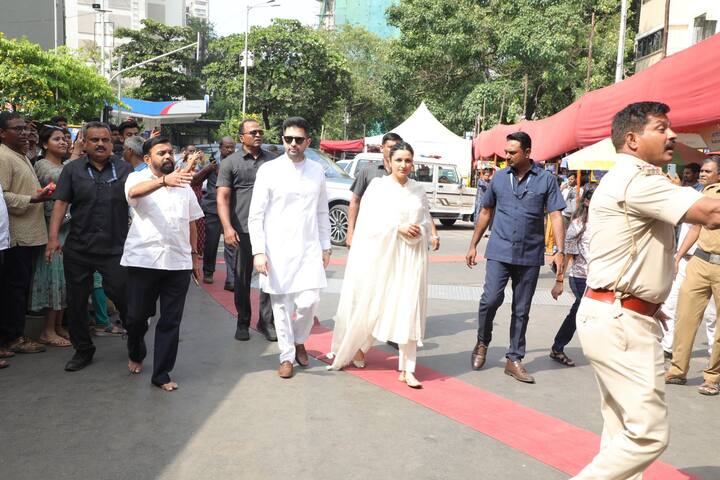 ਮੰਦਰ ਜਾਣ ਤੋਂ ਬਾਅਦ ਪਰੀ ਅਤੇ ਰਾਘਵ ਮੀਡੀਆ ਤੋਂ ਬਚਦੇ ਹੋਏ ਨਜ਼ਰ ਆਏ। ਦੋਹਾਂ ਨੇ ਪਾਪਰਾਜ਼ੀ ਦੇ ਸਵਾਲਾਂ ਦਾ ਜਵਾਬ ਨਹੀਂ ਦਿੱਤਾ ਅਤੇ ਸਿੱਧੇ ਕਾਰ 'ਚ ਬੈਠ ਕੇ ਘਰ ਲਈ ਰਵਾਨਾ ਹੋ ਗਏ।