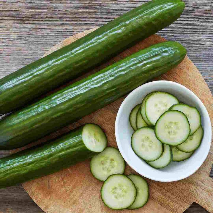 ਆਮ ਤੌਰ 'ਤੇ ਲੋਕ ਖੀਰੇ ਨੂੰ ਖਾਣ ਤੋਂ ਪਹਿਲਾਂ ਸਿਰ ਦੇ ਪਾਸੇ ਤੋਂ ਹਲਕਾ ਜਿਹਾ ਕੱਟ ਲੈਂਦੇ ਹਨ ਅਤੇ ਨਮਕ ਪਾ ਕੇ ਰਗੜਦੇ ਹਨ। ਕਈ ਲੋਕ ਕਹਿੰਦੇ ਹਨ ਕਿ ਇਸ ਨਾਲ ਖੀਰੇ ਦੀ ਕੁੜੱਤਣ ਘੱਟ ਹੋ ਜਾਂਦੀ ਹੈ। ਪਰ ਇੱਥੇ ਅਸੀਂ ਤੁਹਾਨੂੰ ਕੁਝ ਅਜਿਹੇ ਨੁਸਖੇ ਦੱਸ ਰਹੇ ਹਾਂ ਜਿਨ੍ਹਾਂ ਦੀ ਮਦਦ ਨਾਲ ਤੁਸੀਂ ਖੀਰਾ ਖਰੀਦਦੇ ਸਮੇਂ ਪਤਾ ਲਗਾ ਸਕਦੇ ਹੋ ਕਿ ਇਹ ਕੌੜੀ ਹੈ ਜਾਂ ਨਹੀਂ।