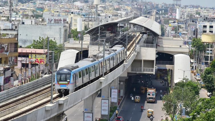 Hyderabad Metro extends timings of trains on Monday and Friday Hyderabad Metro: హైదరాబాద్‌ మెట్రో రైలు టైమింగ్స్‌ పొడిగింపు, ఈ ఒక రోజు మాత్రమే!