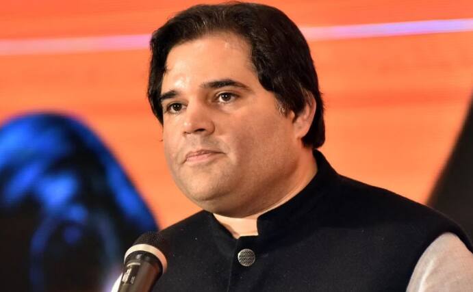 वरुण ने लोगों के बीच पहुंचकर अपनी जो बातें रखीं, उनमें एक भावनात्मक अपील थी, वरुण ने जनता को संबोधित करते हुए अपनी मां को लेकर कहा कि दुनिया साथ दे या ना दे, मां कभी साथ नहीं छोड़ती. इस दौरान वो भावुक नजर आए.