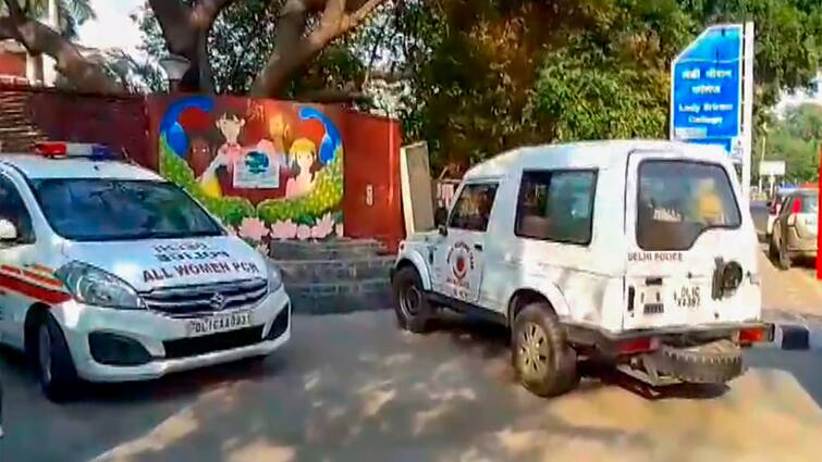 दिल्ली विश्वविद्यालय के 12 कॉलजों को बम से उड़ाने की धमकी, मचा हड़कंप, जानें- जांच में क्या आया सामने? Delhi University 12 colleges recieved bomb Threatening create panic दिल्ली विश्वविद्यालय के 12 कॉलजों को बम से उड़ाने की धमकी, मचा हड़कंप, जानें- जांच में क्या आया सामने?