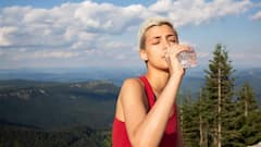 खाली पेट पानी पीना सही है? सुबह के वक्त एक साथ कितने गिलास पानी पीना चाहिए?