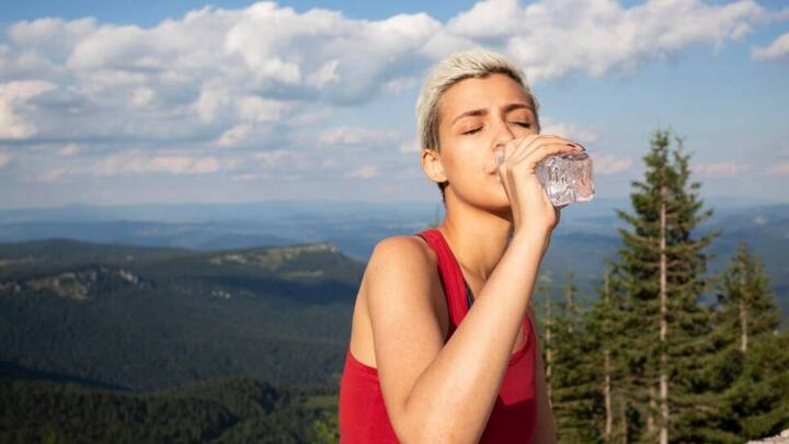 सुबह खाली पेट पानी पीने से शरीर और दिमाग में ऑक्सीजन की पूर्ति बेहतर होती है. जिससे दिमाग अच्छे से काम करता है. शरीर को डिटॉक्स करने के लिए भी सुबह पानी पीने की सलाह दी जाती है.