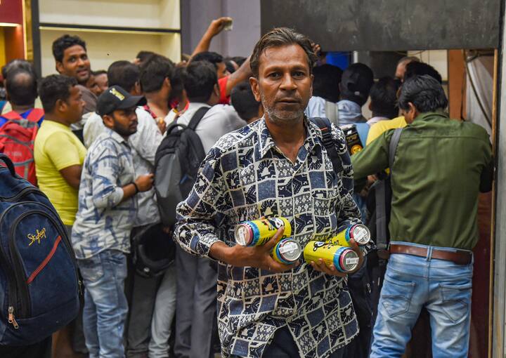 अब राजधानी दिल्ली में वोटिंग है, ऐसे में दिल्ली के सभी शराब के ठेके बंद रहेंगे. लेकिन इसी बीच लोग ये भी पूछ रहे हैं कि क्या दिल्ली में वोटिंग के चलते गुरुग्राम और नोएडा के ठेके भी बंद रहेंगे?