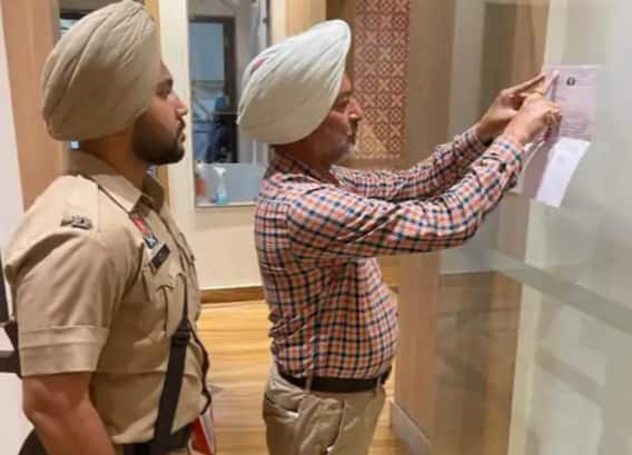 Jalandhar News: 'ਅਜੀਤ' ਅਖਬਾਰ ਦੇ ਸੰਪਾਦਕ ਦੇ ਦਫਤਰ ਪਹੁੰਚੀ ਵਿਜੀਲੈਂਸ, ਦਫਤਰ ਬਾਹਰ ਚਿਪਕਾਇਆ ਨੋਟਿਸ Jalandhar News: 'ਅਜੀਤ' ਅਖਬਾਰ ਦੇ ਸੰਪਾਦਕ ਦੇ ਦਫਤਰ ਪਹੁੰਚੀ ਵਿਜੀਲੈਂਸ, ਦਫਤਰ ਬਾਹਰ ਚਿਪਕਾਇਆ ਨੋਟਿਸ