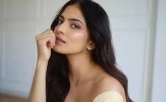 Malavika Mohanan : மஞ்சள் உடையில் மனதை மயக்கும் மாளவிகா மோகனன்!