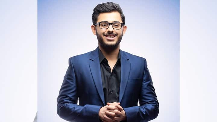 ইউটিউবে ভিডিয়ো কনটেন্ট বানিয়েই সারা ভারতে এমনকী সারা বিশ্বেও চূড়ান্ত খ্যাতি অর্জন করেছেন ক্যারি মিনাটি। এই নামেই তাঁকে সকলে চেনে। তাঁর রোস্টিং ভিডিয়ো দেখে লক্ষ লক্ষ মানুষ বিনোদন পান।    ছবি- ক্যারি মিনাটির ফেসবুক