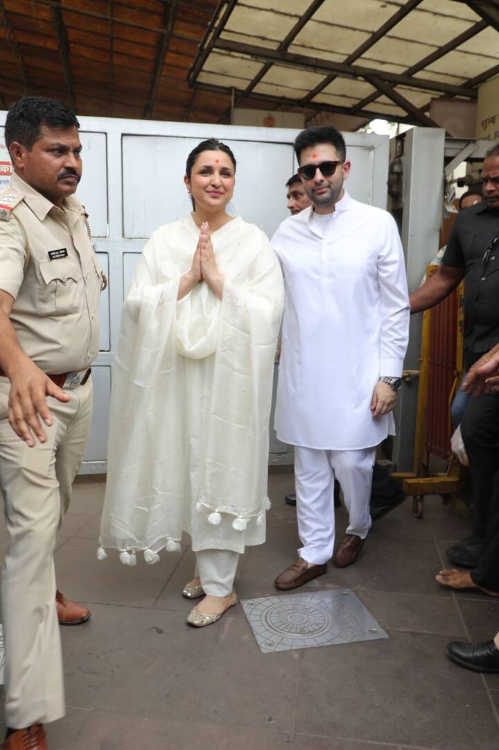 ਪਰਿਣੀਤੀ ਚੋਪੜਾ ਅਤੇ ਰਾਘਵ ਚੱਢਾ ਲੰਬੇ ਸਮੇਂ ਬਾਅਦ ਇਕੱਠੇ ਨਜ਼ਰ ਆਏ ਸਨ। ਰਾਘਵ ਦੇ ਵਿਦੇਸ਼ ਤੋਂ ਪਰਤਣ ਤੋਂ ਬਾਅਦ ਇਹ ਸਟਾਰ ਜੋੜਾ ਅੱਜ ਸਿੱਧੀਵਿਨਾਇਕ ਮੰਦਰ ਪਹੁੰਚਿਆ।