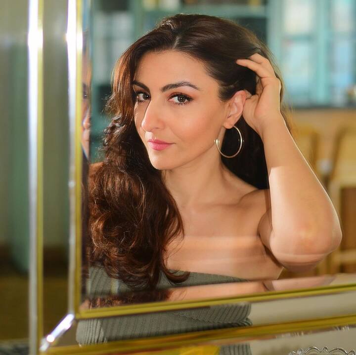 सोहा ने आगे कहा कि नौकरी छोड़ने के कुछ दिनों के बाद ही उन्हें उस फिल्म से निकाल दिया गया औऱ उनकी जगह उस दौर की एक बड़ी एक्ट्रेस ने ले ली. उस वक्त उन्हें लग रहा था कि अब वो क्या करेंगी, उनकी तो जॉब भी नहीं रही.