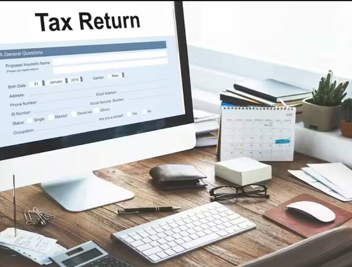 IT Return: सध्या प्राप्तिकर परतावा भरण्याची प्रक्रिया चालू झाली आहे. त्यामुळे नोकरदार, उद्योजक त्यासाठीची प्रक्रिया पूर्ण करण्यासाठी कागदपत्रे गोळा करत आहेत.