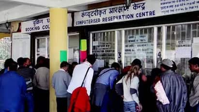 Train Late Refund: તમે ટ્રેનમાં મુસાફરી કરી રહ્યા છો. અને જો તમારી ટ્રેન લેટ છે જેના કારણે તમે તેમાં મુસાફરી કરી શકતા નથી. તો આવી સ્થિતિમાં તમે રેલવે તરફથી રિફંડ મેળવવા માટે હકદાર છો.