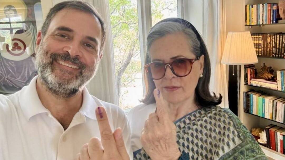 Lok Sabha Elections 2024 Congress family reached to vote Rahul Gandhi seen taking selfie with mother Sonia  Lok Sabha Elections 2024: मतदान करने पहुंचा गांधी परिवार, मां सोनिया के साथ सेल्फी लेते नजर आए राहुल; प्रियंका ने भी डाला वोट 