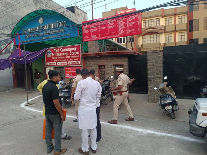 लोकसभा चुनाव के छठे चरण में दिल्ली, हरियाणा समेत 7 राज्यों के 57 सीटों पर शनिवार (25 मई) को मतदान जारी है. जिसको लेकर सुबह 5 बजे से ही दिल्ली के सभी बूथों पर सुरक्षा के व्यापक व्यवस्था किया गया है.