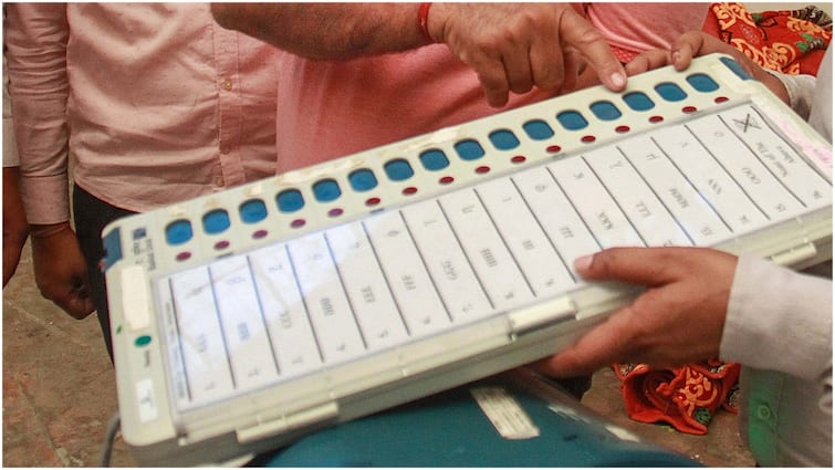 EVM Voter Machine lok sabha elections 2024 Moga News: ਮੋਗਾ ਦੇ ਪਿੰਡ ਕੜਾਹੇ ਵਾਲਾ 'ਚ ਸ਼ੁਰੂ ਨਹੀਂ ਹੋਈ ਵੋਟਿੰਗ, EVM ਮਸ਼ੀਨਾਂ ਹੋਈਆਂ ਖਰਾਬ