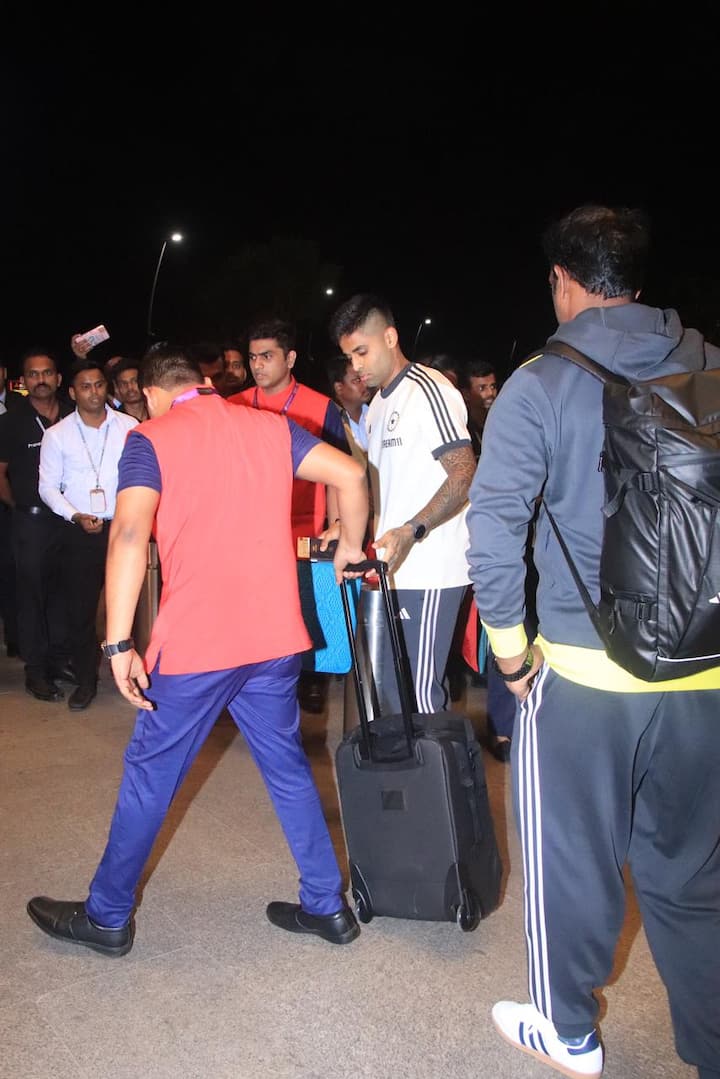 टीम के साथ अमेरिका न जाने वाले विराट कोहली इन तस्वीरों में नज़र नहीं आए. इसके अलावा तेज़ गेंदबाज़ मोहम्मद सिराज और बल्लेबाज़ सूर्यकुमार यादव भी दिखाई दिए.