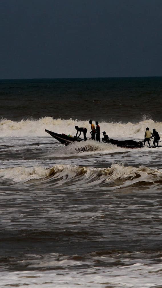 ধেয়ে আসছে 'রেমাল', ১৩০ কিলোমিটার বেগে আছড়ে পড়ার সম্ভাবনা