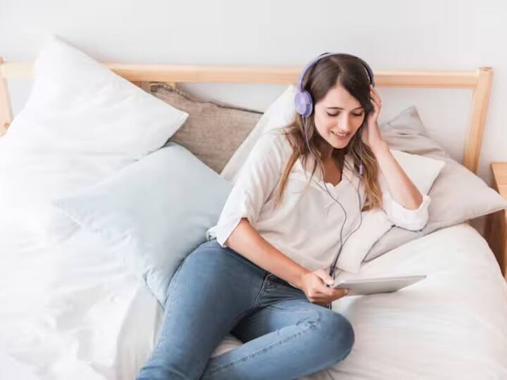 ਸਿਹਤਮੰਦ ਰਹਿਣ ਲਈ ਬੈੱਡ ਨੂੰ ਸਾਫ਼ ਰੱਖਣਾ ਬਹੁਤ ਜ਼ਰੂਰੀ ਹੈ। ਬਿਸਤਰੇ 'ਤੇ ਸਭ ਤੋਂ ਮਹੱਤਵਪੂਰਨ ਚੀਜ਼ ਸਿਰਹਾਣਾ ਹੈ। ਸਿਰਹਾਣੇ ਦੀ ਲਗਾਤਾਰ ਵਰਤੋਂ ਕਰਨ ਦੇ ਨਾਲ-ਨਾਲ ਇਸ ਦੀ ਸਫਾਈ ਦਾ ਵੀ ਧਿਆਨ ਰੱਖਣਾ ਚਾਹੀਦਾ ਹੈ ਕਿਉਂਕਿ ਇਸ ਨਾਲ ਕਈ ਬੀਮਾਰੀਆਂ ਫੈਲ ਸਕਦੀਆਂ ਹਨ। ਬਹੁਤ ਸਾਰੇ ਲੋਕ ਸਿਰਹਾਣੇ ਦਾ ਕਵਰ ਬਦਲ ਕੇ ਇਸ ਦੀ ਪੂਰਤੀ ਕਰਦੇ ਹਨ, ਜੋ ਕਿ ਸਹੀ ਨਹੀਂ ਹੈ। ਸਿਰਹਾਣੇ 'ਚ ਨਮੀ ਹੋਣ ਕਾਰਨ ਕਈ ਤਰ੍ਹਾਂ ਦੇ ਇਨਫੈਕਸ਼ਨ ਹੋ ਸਕਦੇ ਹਨ, ਇਸ ਲਈ ਸਿਰਹਾਣੇ ਨੂੰ ਸਹੀ ਸਮੇਂ 'ਤੇ ਬਦਲਣਾ ਚਾਹੀਦਾ ਹੈ।